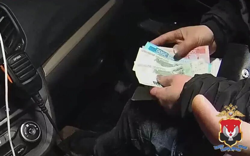    Женщина попыталась «договориться» с инспектором ДПС за 9 тысяч рублей в Балезинском районе