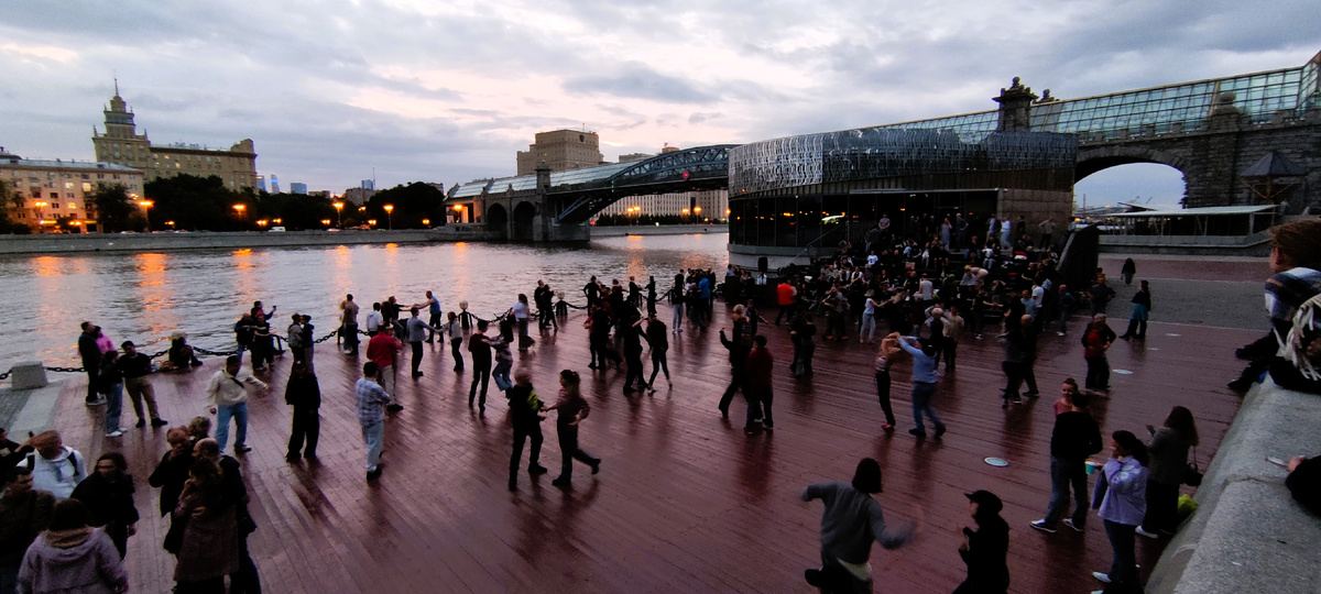 Танцы на набережной.