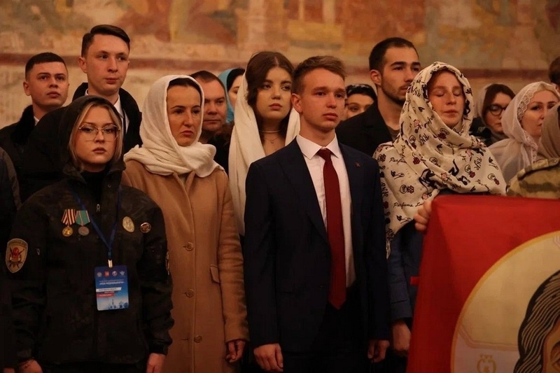    В Софийском соборе Вологды сегодня освятили стяги с ликом Спаса Нерукотворного для передачи бойцам в зону спецоперации.