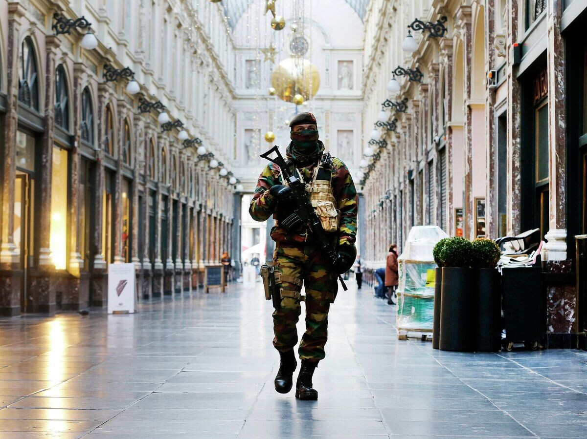    Солдат бельгийской армии патрулирует улицы в Брюсселе© AP Photo / Michael Probst
