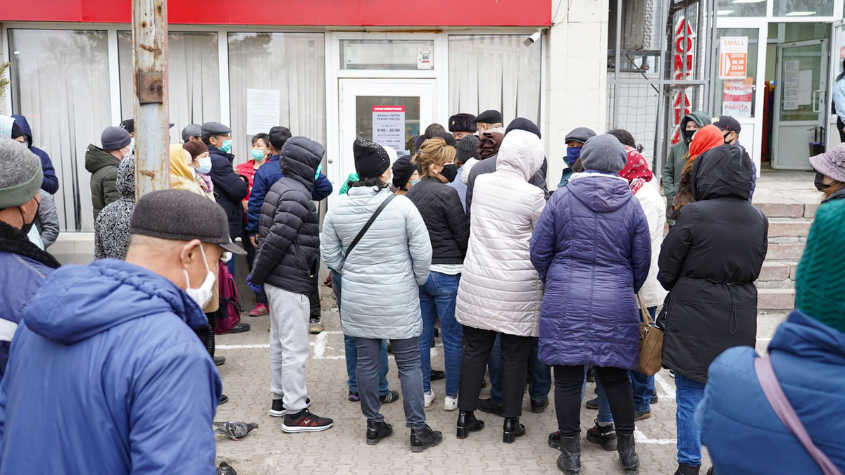 Почему вкладчики стали массово забирать деньги из «красного» банка?