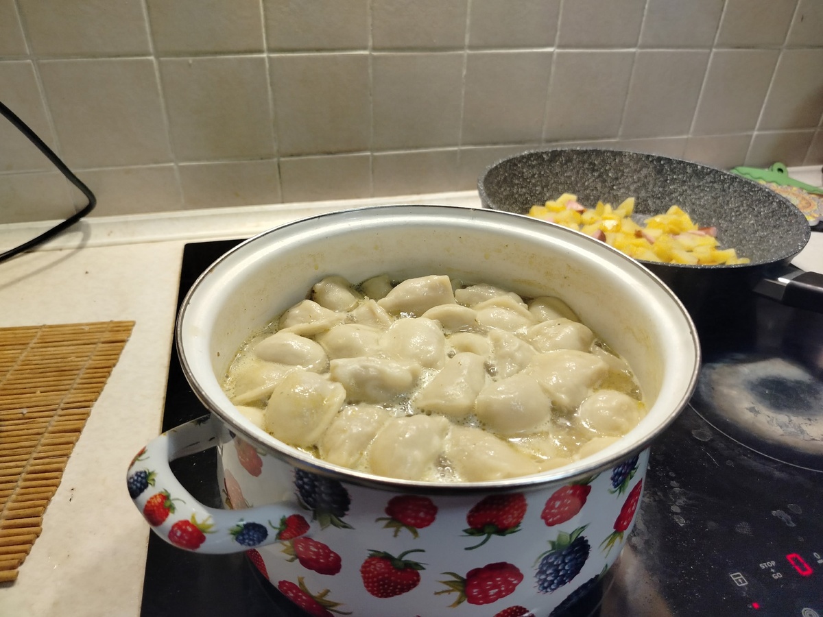    Пельмени получатся вкуснее всех блюд на свете: вот что нужно добавить в кастрюлю - не лук и не перец