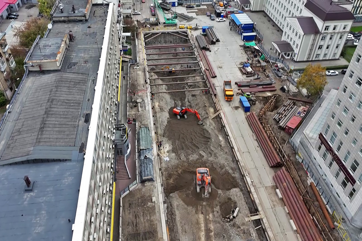     На Маркса у администрации города началась выемка грунта с целью обустройства демонтажной камеры для двух ТПМК. Согласно прежним планам, щиты должны дойти до этого места примерно к Новому году