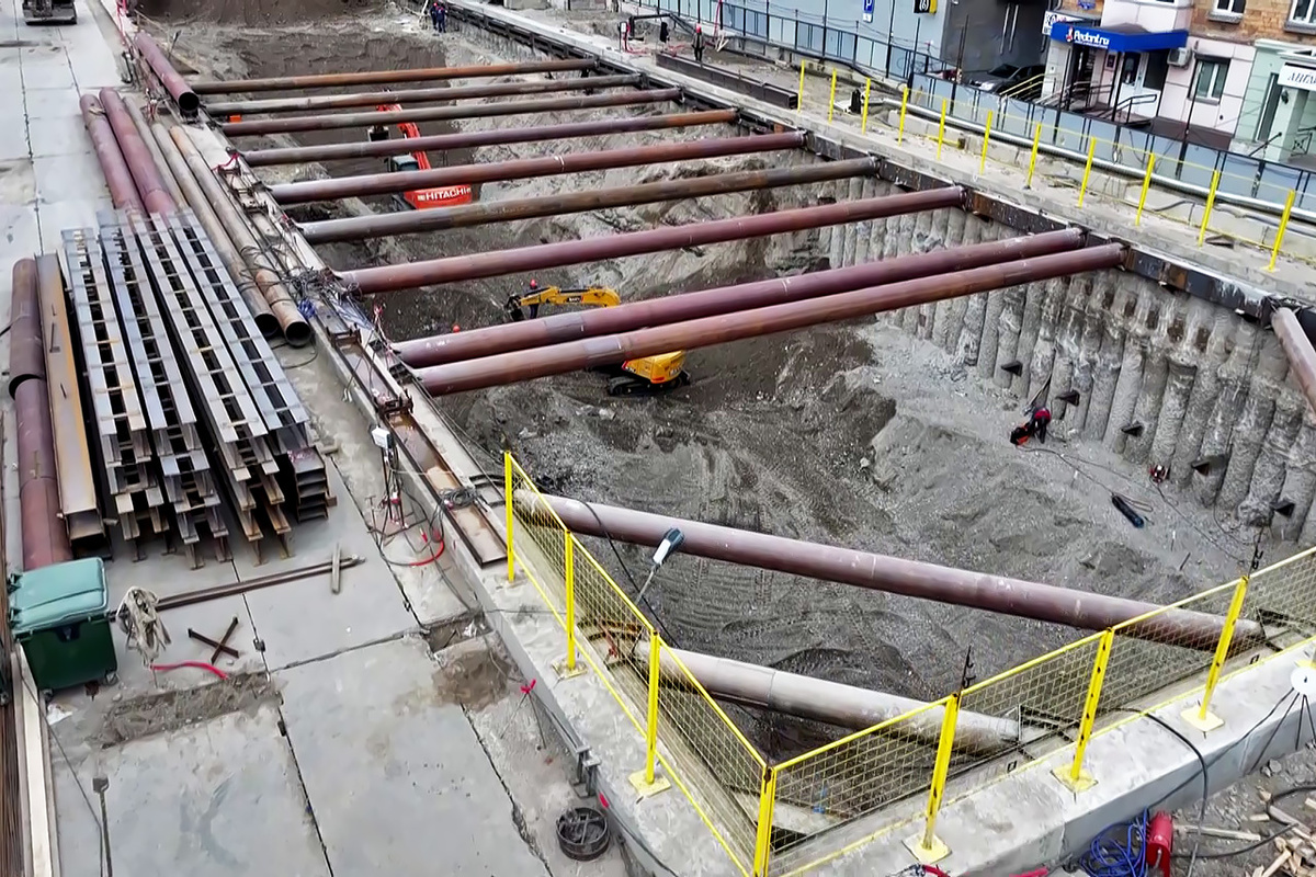     Котлован будущей станции «Улица Карла Маркса» Красноярского метротрама, она будет мелкого заложения