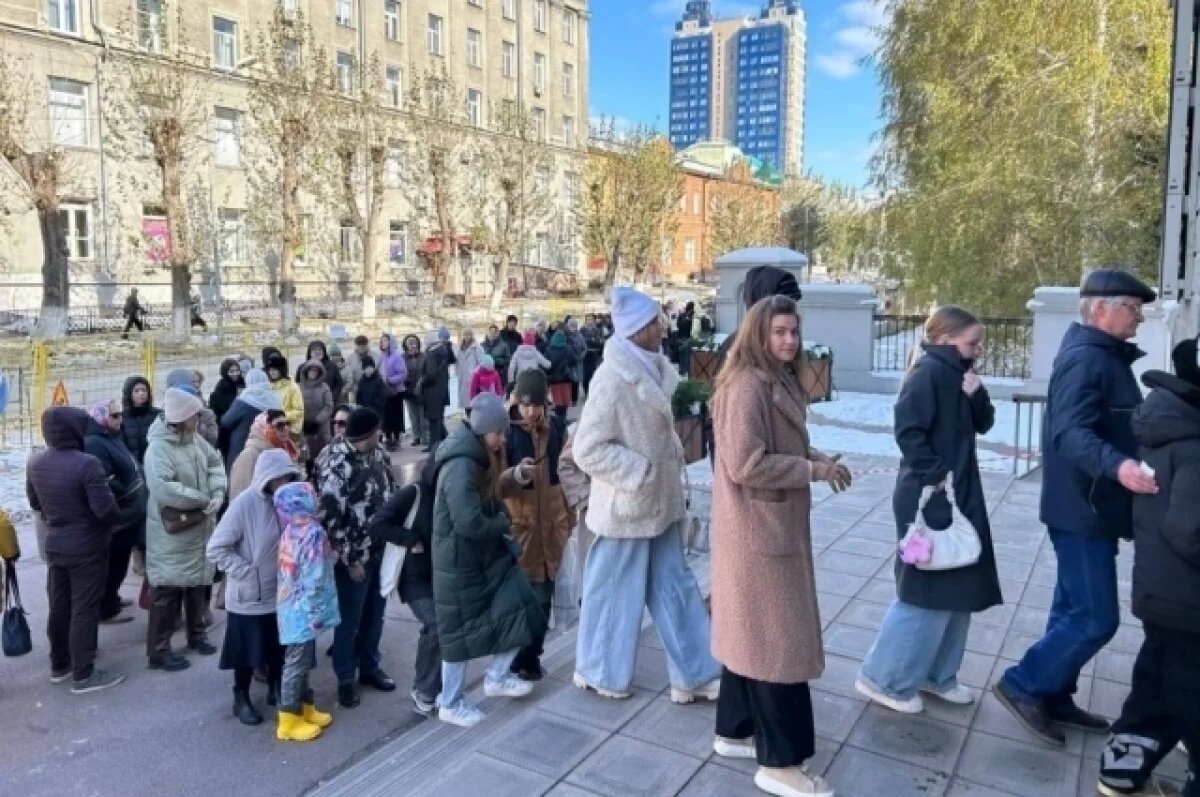    Огромная очередь выстроилась в центре Новосибирска из-за выставки Серова