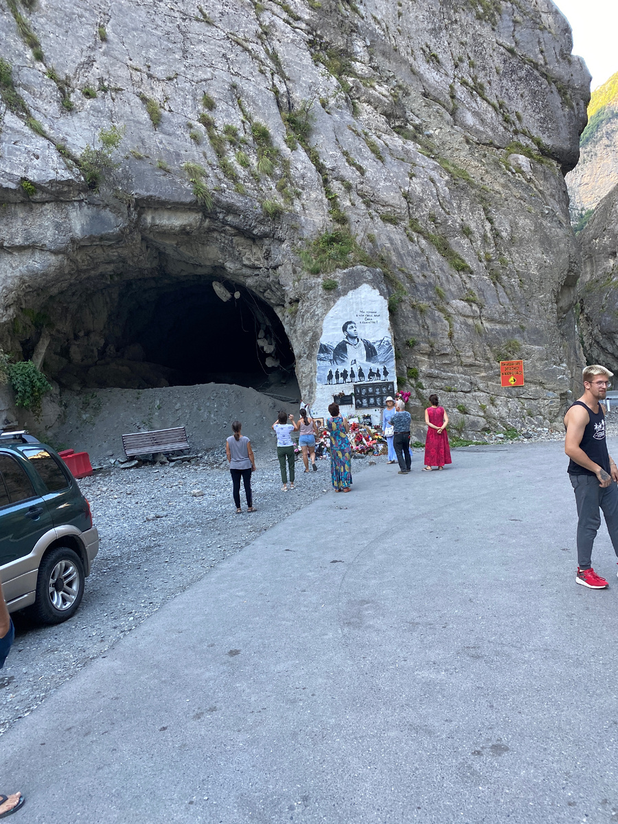 тоннель так и не смогли расчистить - высота его была в 2 раза выше