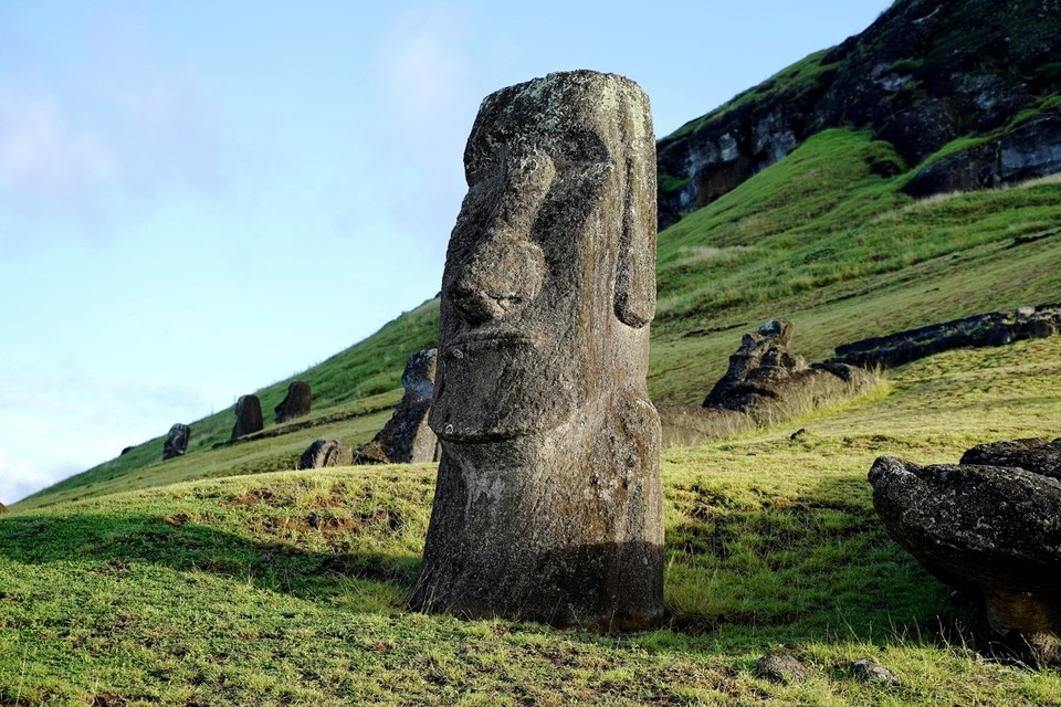    Более 600 лет назад аборигены изготовили и “расселили” по острову 962 каменных истукана GLOBAL LOOK PRESS