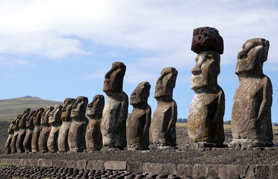    Один каменный истукан может весить около 80 тонн GLOBAL LOOK PRESS