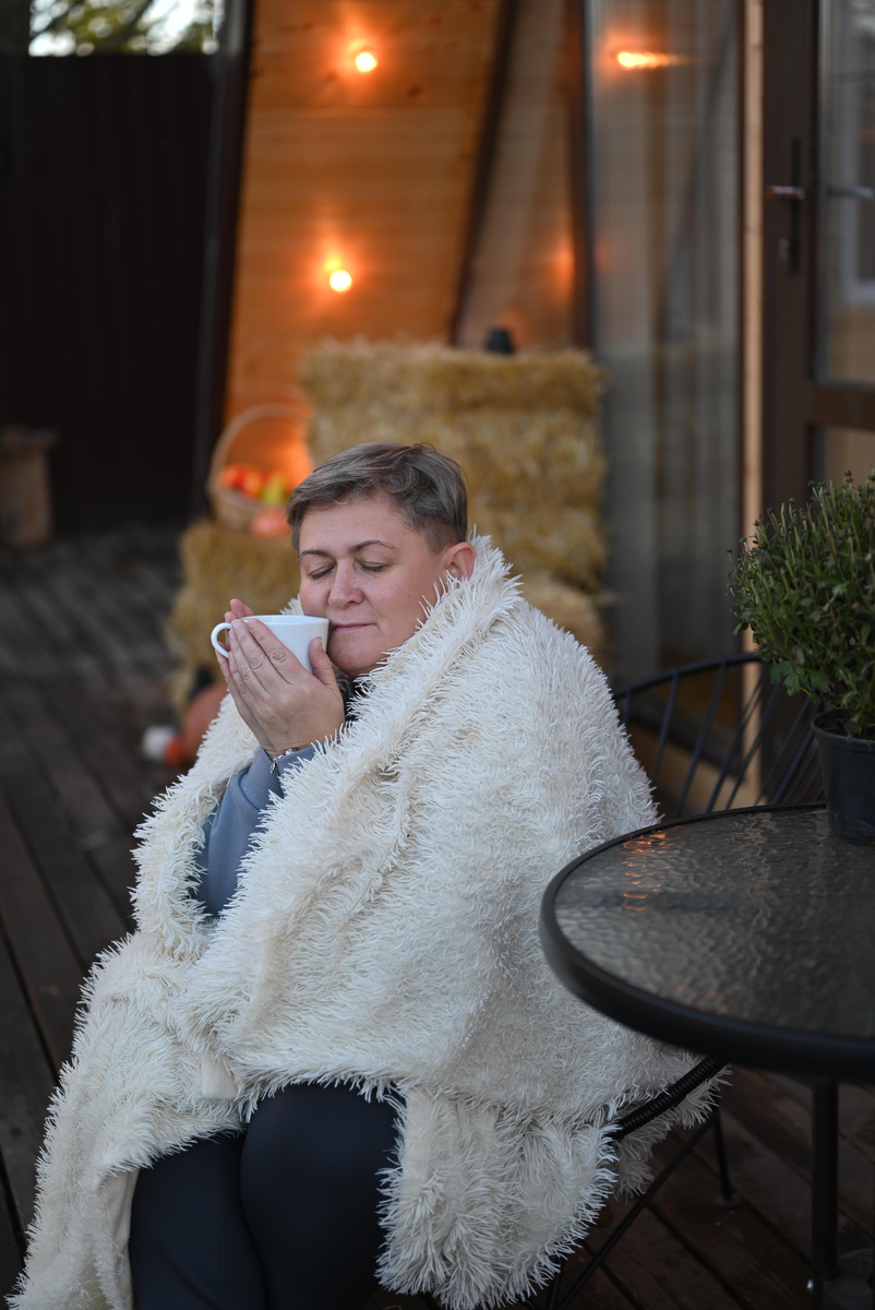 Мама, которая наслаждается отдыхом на даче Aframe Happy, вместо дачи с грядками