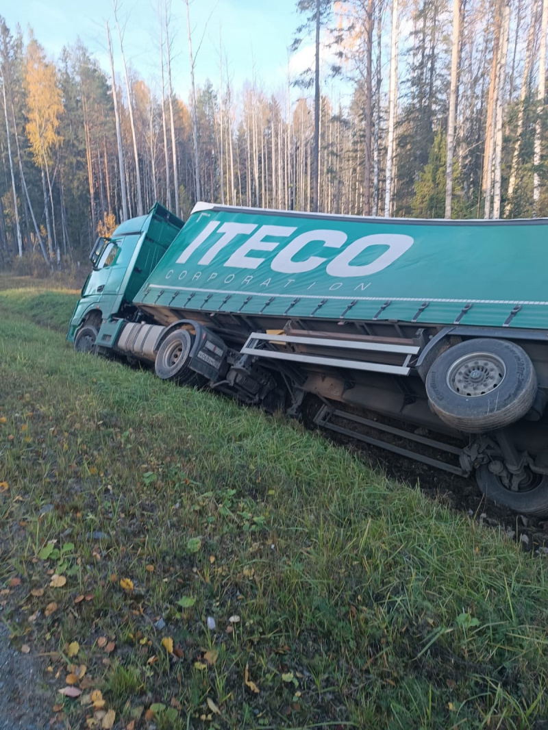    Фура упала в кювет в Карелиипаблике «Подслушано у водителей Птз и Карелии»