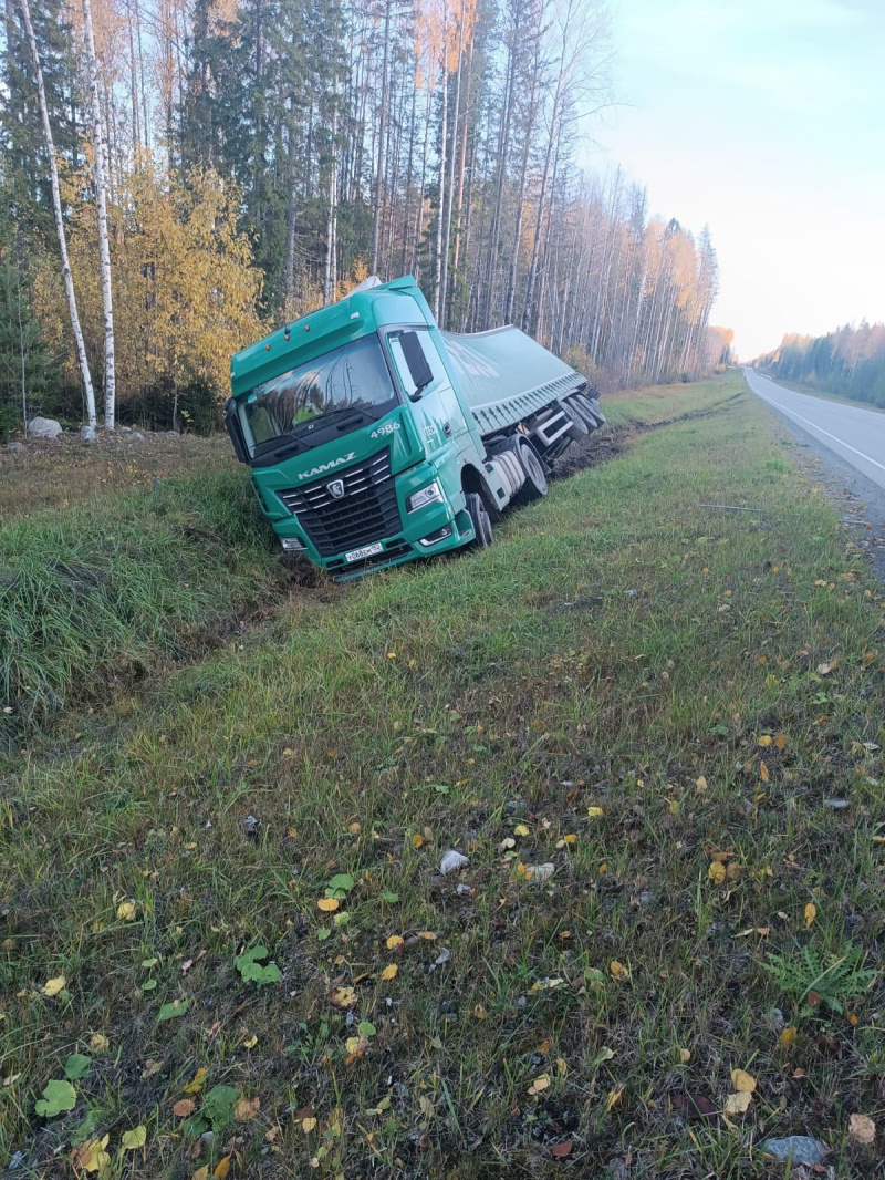    Фура упала в кювет в Карелиипаблике «Подслушано у водителей Птз и Карелии»