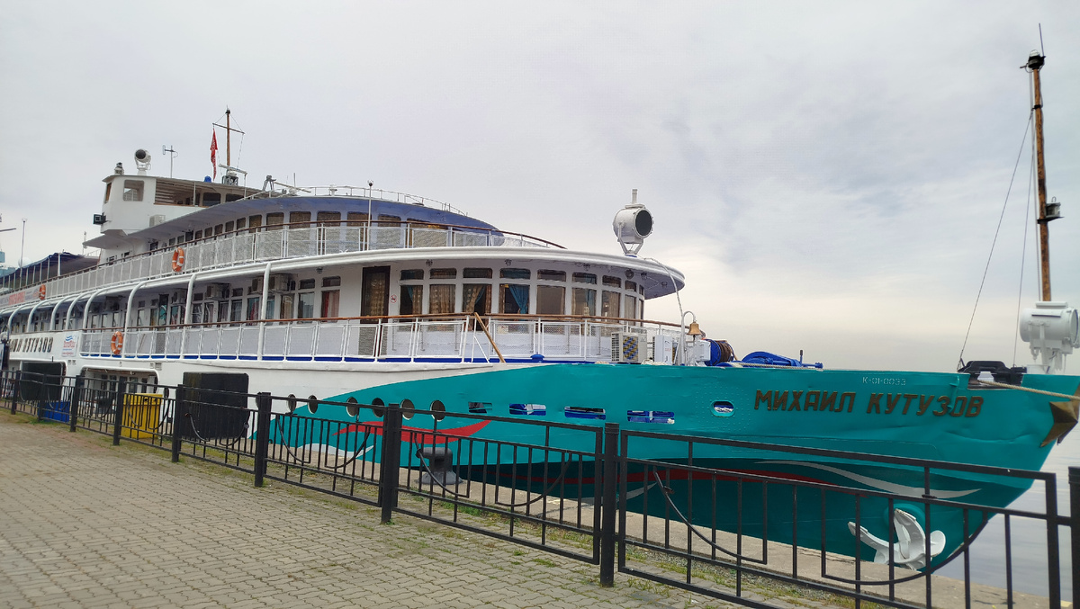 Теплоход "Михаил Кутузов" на причале в Казани