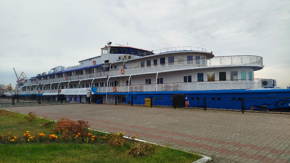 Теплоход "Александр Бенуа" на причале в Казани