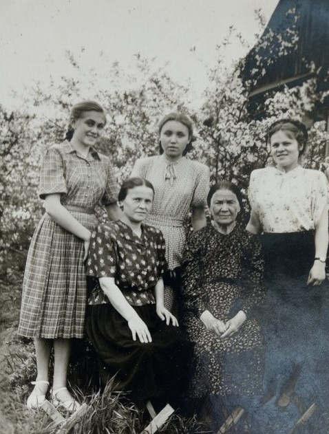 На этом фото сидят моя прабабушка Александра Петровна, коренная кожуханка, собственно, чей дом был перевезен в Люблино, моя бабушка Мария Георгиевна, стоят мама Нина Ивановна (крайняя справа) и ее соседки-подруги с Полевой, 18. Фото в саду нашего дома. Примерно 1954 год
