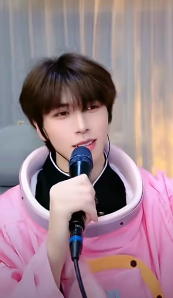 Он же знаменитый певец в Китае. Поёт песню своим онлайн-фанатам