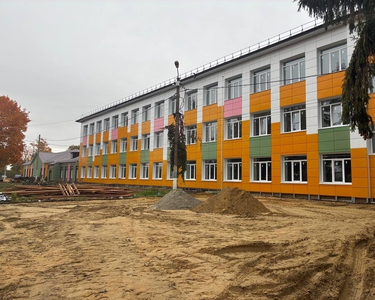     В районах Курской области проверили ход ремонта образовательных учреждений