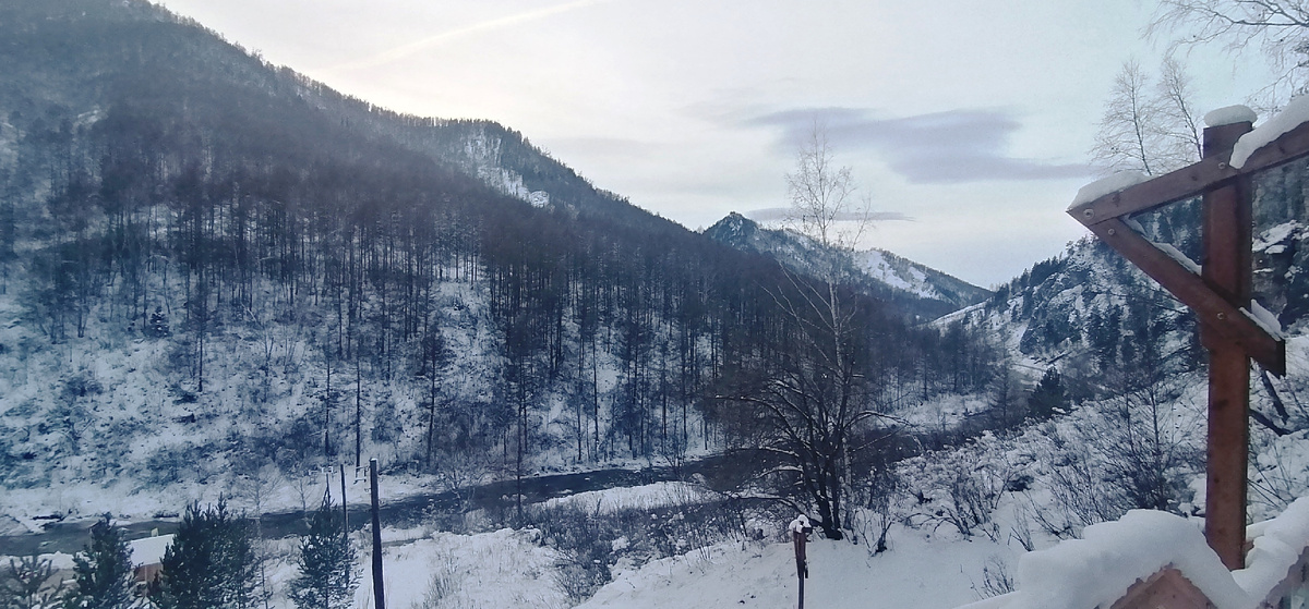 Вид из Денисовой пещеры на реку Ануй (Фото: Nixe (Bearna Team))