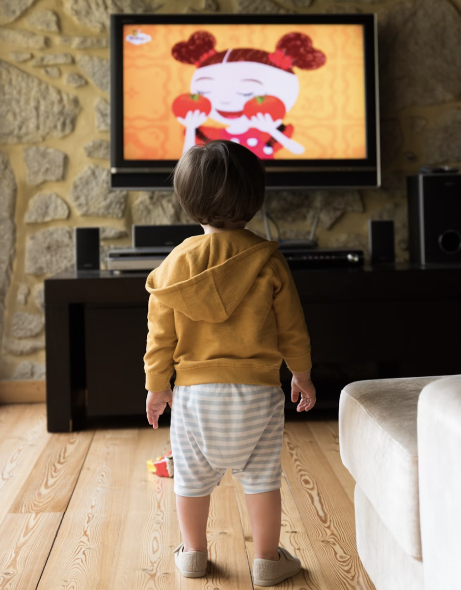 С какого возраста можно включать малышу мультики — честный ответ педагога