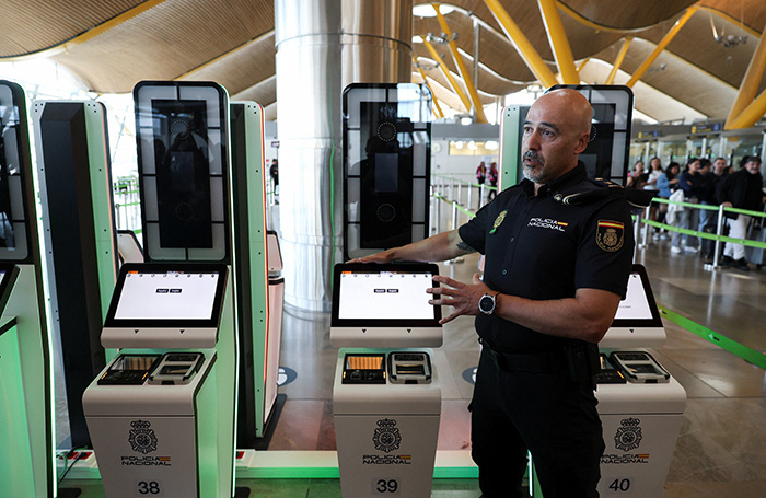    Сотрудник испанской полиции показывает систему въезда/выезда ( EES ).REUTERS/Juan Medina