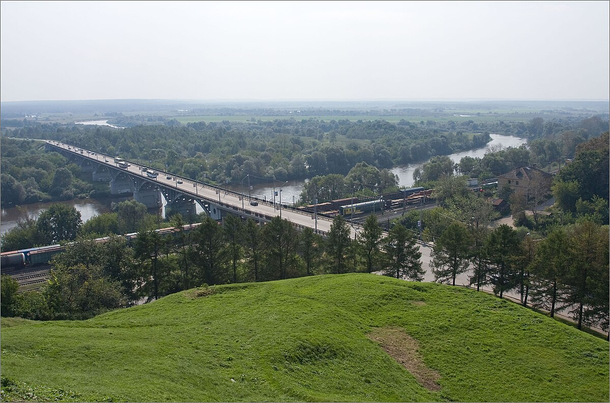 Фотография: Мост через реку Клязьма и высокий берег Владимира
Источник: https://commons.wikimedia.org/wiki/File:Bridge_over_the_Klyazma_river_-_Vladimir,_Russia_-_panoramio.jpg

Автор: Sergey Ashmarin (CC BY-SA 3.0)