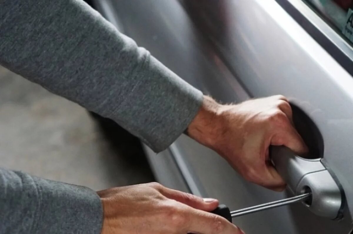    В Казани неизвестные вскрыли и обокрали два автомобиля