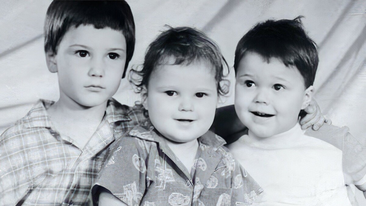 Данила Козловский в детстве (справа).