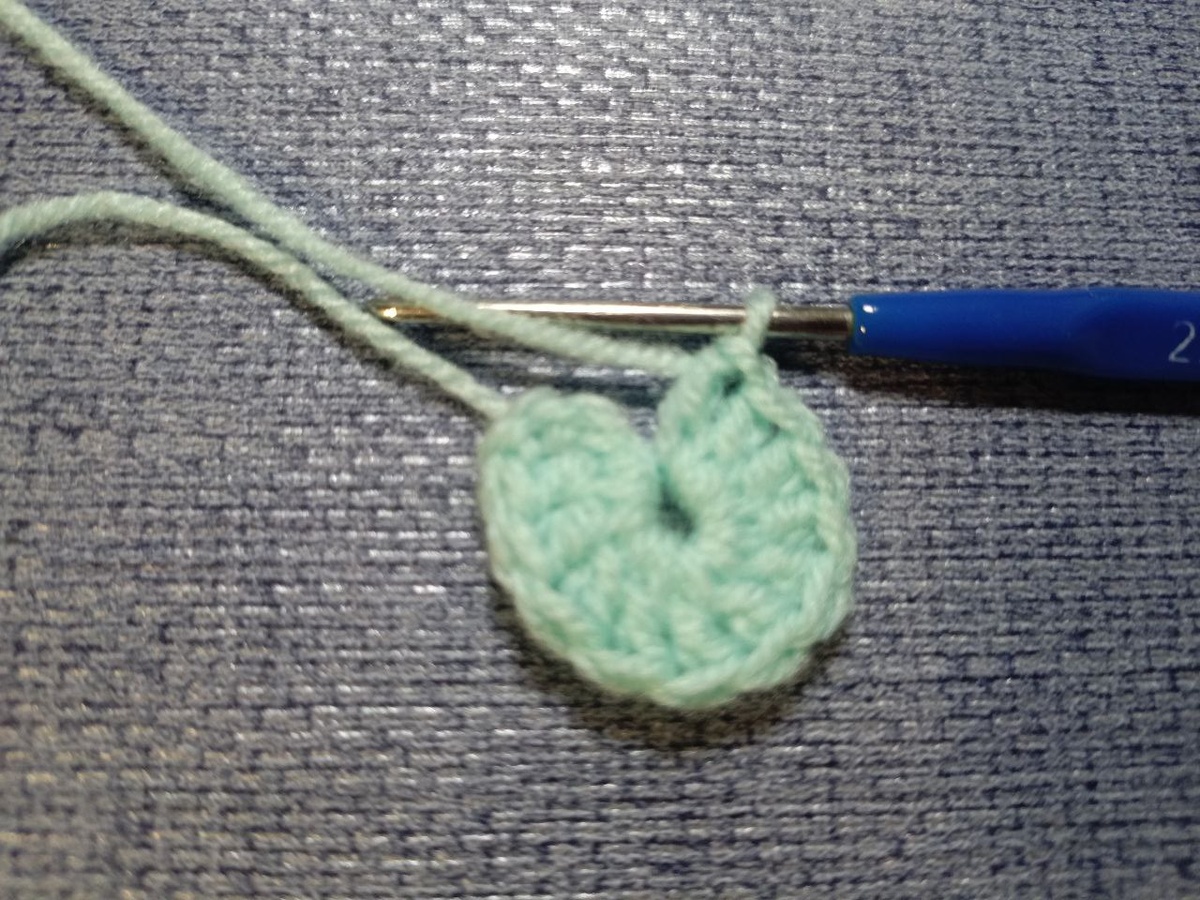 В петлю амигуруми провязала 3 воздушные и 11 столбиков с накидом.