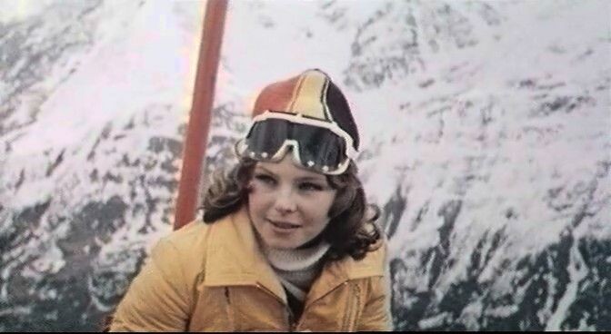 Известность актрисе принесла роль Нины Челноковой в х/ф "Центровой из Поднебесья"