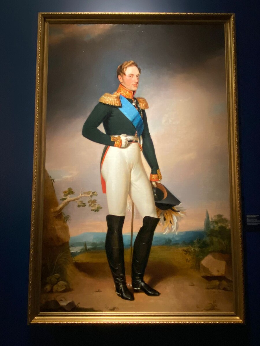 На выставке большой портрет Николая I Дж. Доу, 1826г. – это авторское повторение большой парадной работы, написанной пятью годами ранее. Эта картина отреставрирована в 2023г., выглядит прекрасно