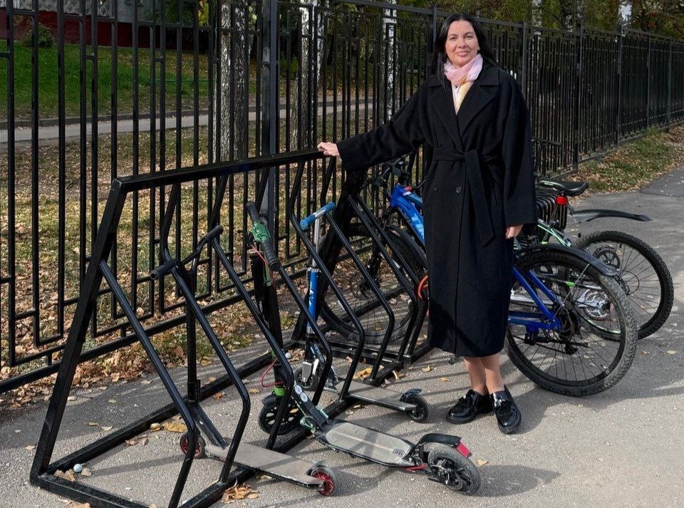    Депутат профинансировала установку парковки для самокатов и велосипедов недалеко от входа в школу