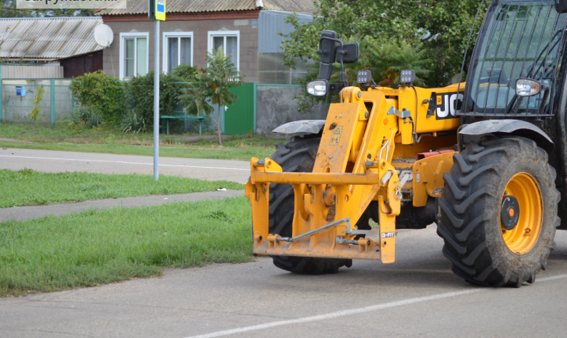Фото автора. Осень 2025. Необычная техника на улице станицы.