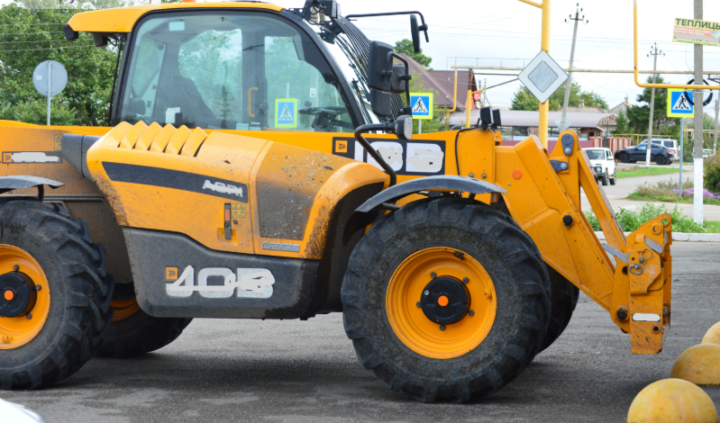 Фото автора. 10.10.2025. Интересное крепление колёс этой техники. Мощные колёса, и всего пять гаек, как на "Жигулях".
