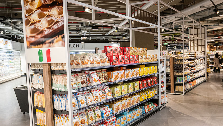 Фото - Ruhr Medien/Lebensmittel Zeitung. Галерея: https://www.lebensmittelzeitung.net/galerien/Das-ist-die-Italienwelt-bei-Edeka-Zurheide-2528