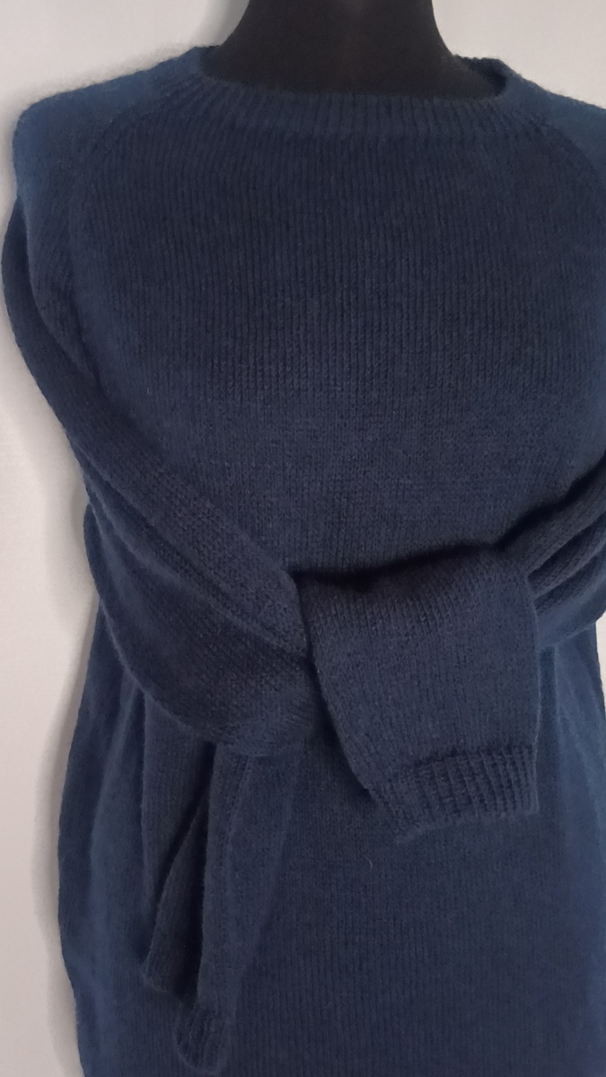 Фото Светлана Победа. Джемпер из полушерстяной моточной пряжи тёмно-синего цвета. Подходит для мужчин и женщин. Размер 50-52