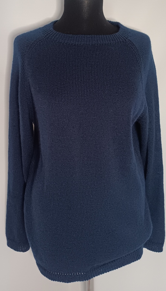 Фото Светлана Победа. Джемпер во всей красе. Специально для фотографий приобрела белый фон, маникен, лампу. Очень помогают эти приспособления для фотосессии вязаных мною изделий. 