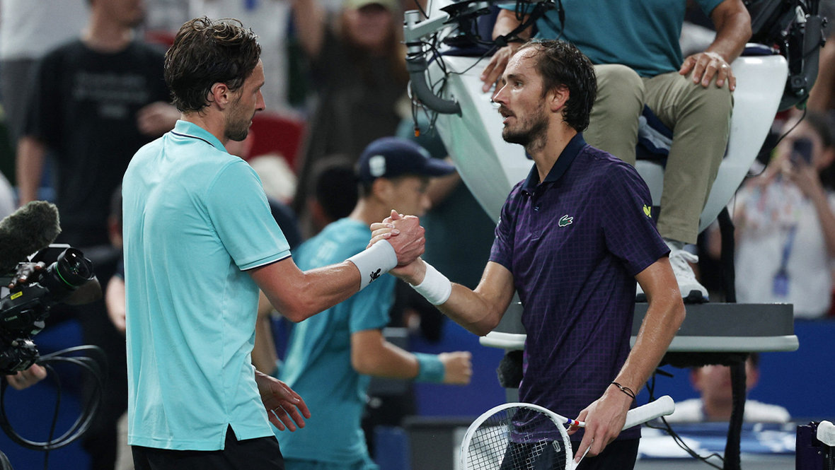    Артур Риндеркнех и Даниил Медведев. Reuters