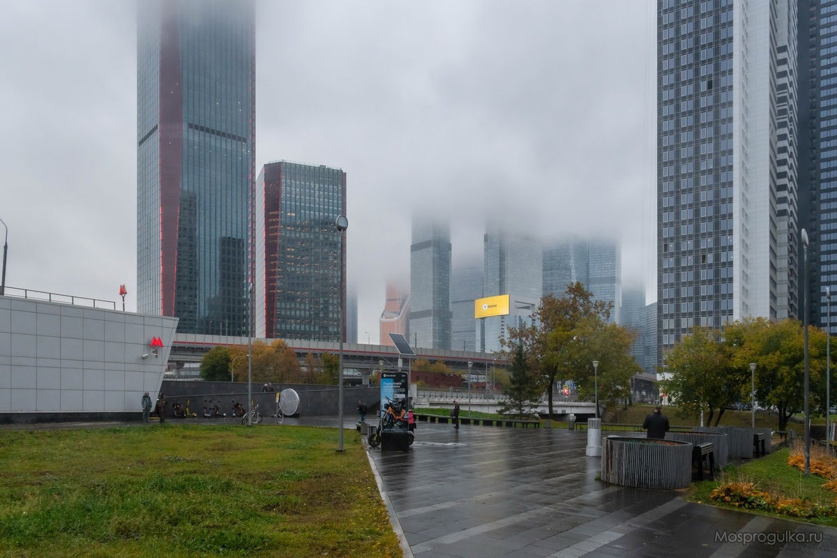 На площади у станции