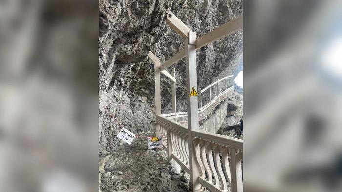 На тропе Голицына в Крыму рухнула скала