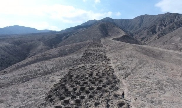Загадка инков: зачем они вырыли 6000 ям ровной полосой на горе в Перу