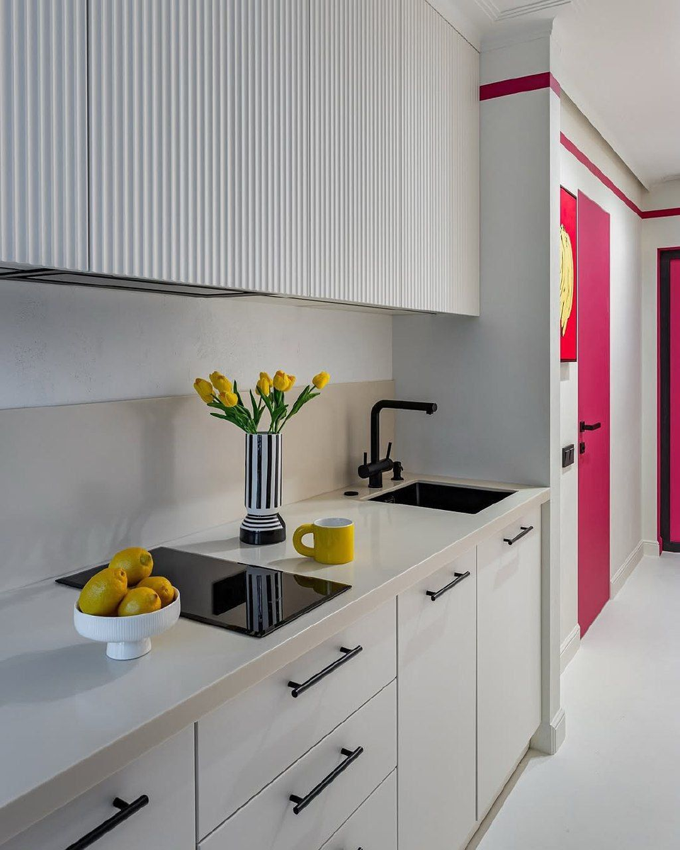 Кухня в коридоре в студии. Фото: https://www.inmyroom.ru/