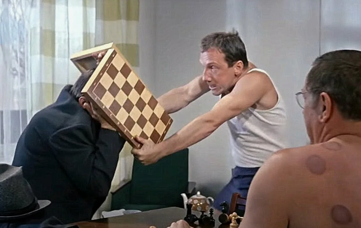 - Я тебе говорил, конем ходи! Кадра из комедии режиссера Александра Серого "Джентльмены удачи"