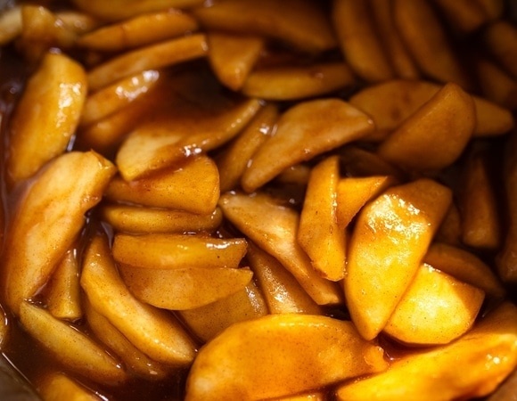 Почему яблоки нужно "мариновать" перед выпечкой — совет от кондитера