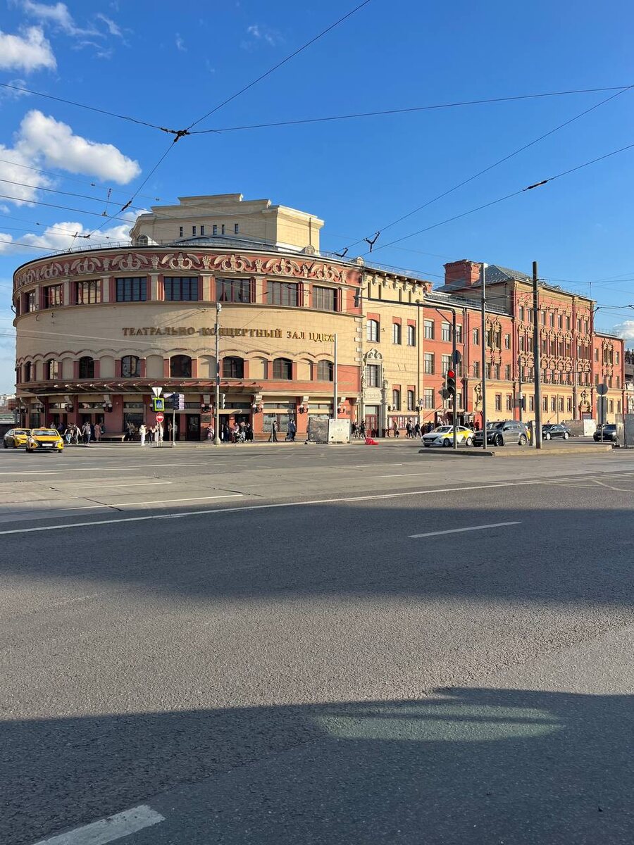 Здание ЦДКЖ на Комсомольской площади 