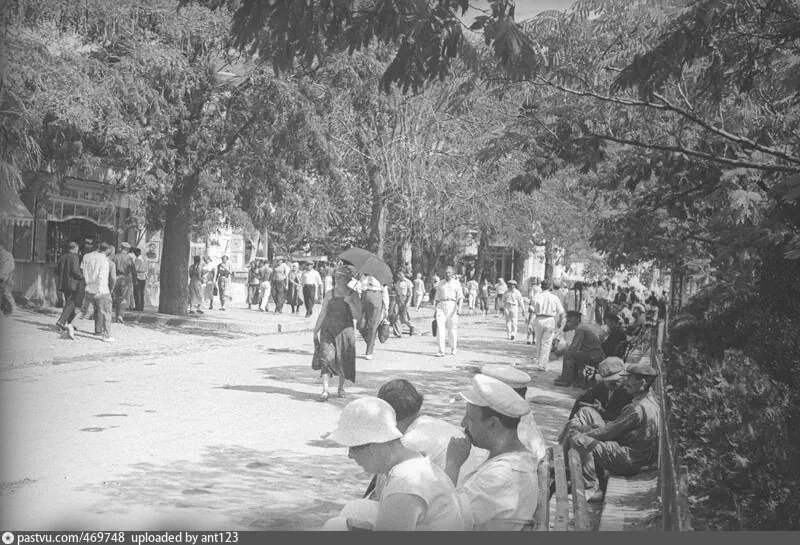 Туристы в Севастополе, 1930-е года. фото из rg.ru