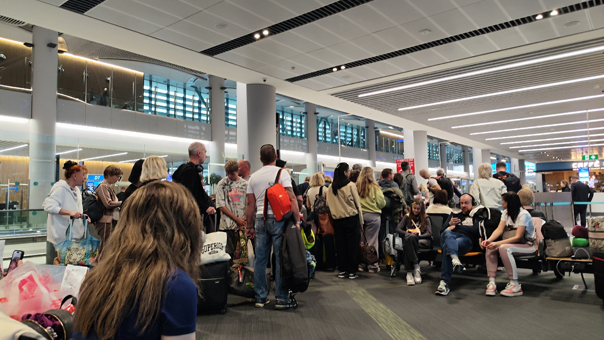 Очередь на посадку в аэропорту Стамбула