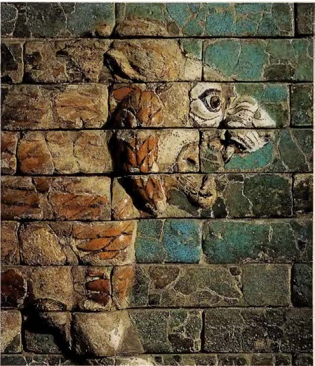 Фрагмент расписного кирпичного фриза из Вавилона, изображающий путь процессии к воротам Иштар.
В древних культурах Ближнего Востока и Средиземноморья граница между синим и зеленым цветами была размытой, подобно зыбкой водной глади. Это смешение нашло отражение в искусстве и ремеслах того времени: в создании пигментов, глазурей и эмалей мастера часто сочетали эти оттенки, а порой и вовсе стирали между ними грань.
Вавилон, ок. 580 г. до н.э. 