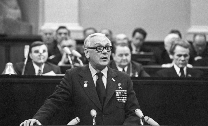 С. В. Михалков на трибуне съезда писателей СССР (фото из свободного доступа в интернете)