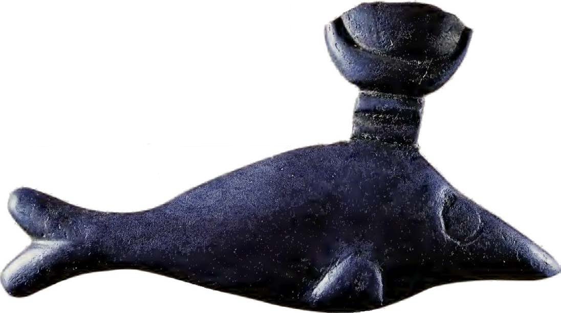 Священная рыба из Египта
Древние египтяне использовали природные синие красители (азурит, лазурит, бирюзу), но также создавали собственные, например, медные силикаты. Обладая знаниями в области стеклоделия, они делали потрясающие синие и сине-зеленые предметы. Эти изделия, часто использовавшиеся в погребальных обрядах (статуэтки, амулеты, бусы), считались обладающими магической силой и защищающими от зла.
1 век до н.э. Национальный морской музей, Хайфа, Израиль.