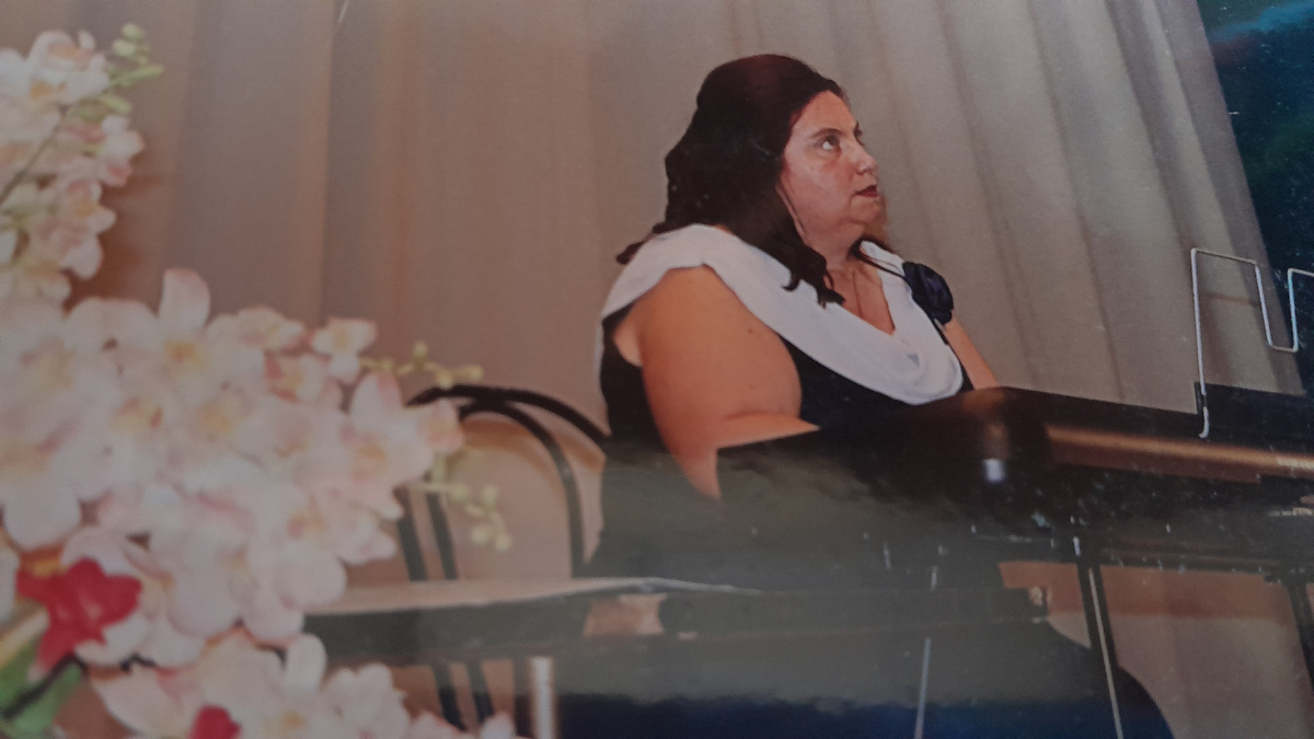 Этот канал блогера Ирины Одарчук Паули, которая композитор, музыкант, писатель, поэт... 