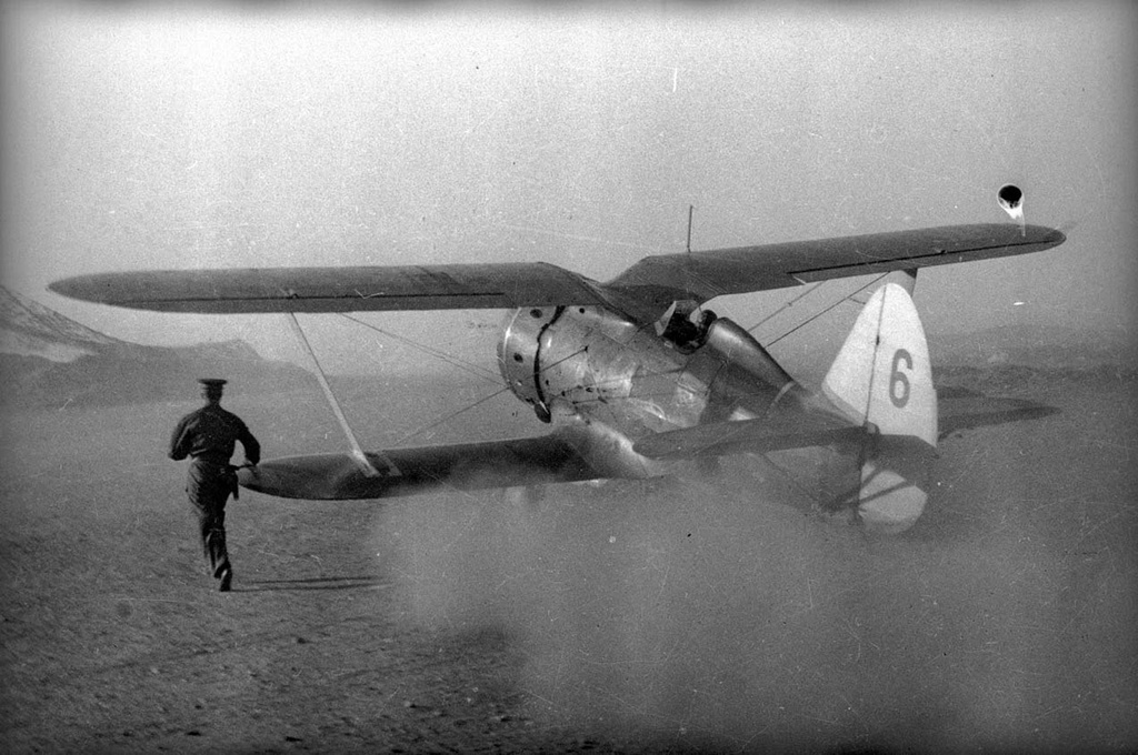 И-153 на взлете Фото russianphoto.ru